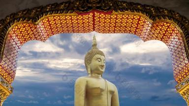 大伟大的强大的佛雕像黄金颜色美丽的时间孩子天空多云的日落日出时间背景奢侈品寺庙通过拱框架前景